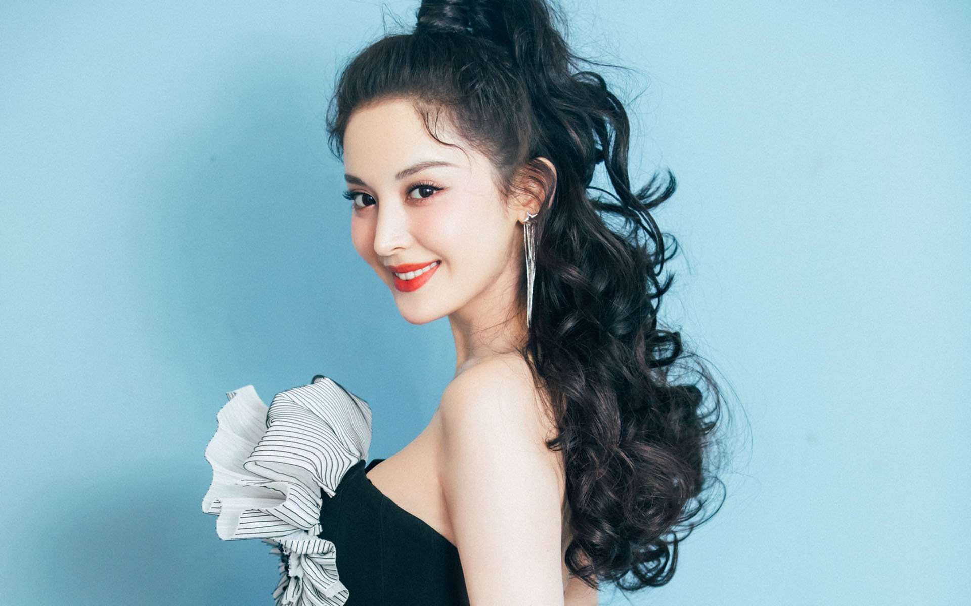 开云·体育官网APP下载-曼联客场力克对手，赢得关键三分，曼联打利物浦阵容